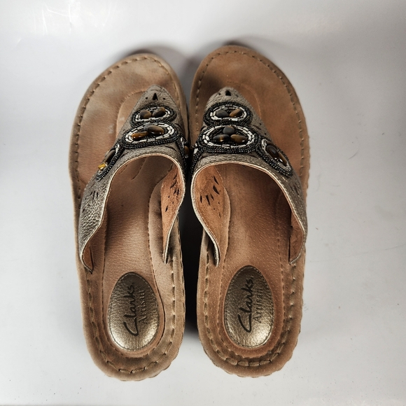 CLARKS Artisan Womens Sandal 10 Beige Leather Beaded Metallic Wedge Slip On Shoe - Picture 10 of 13